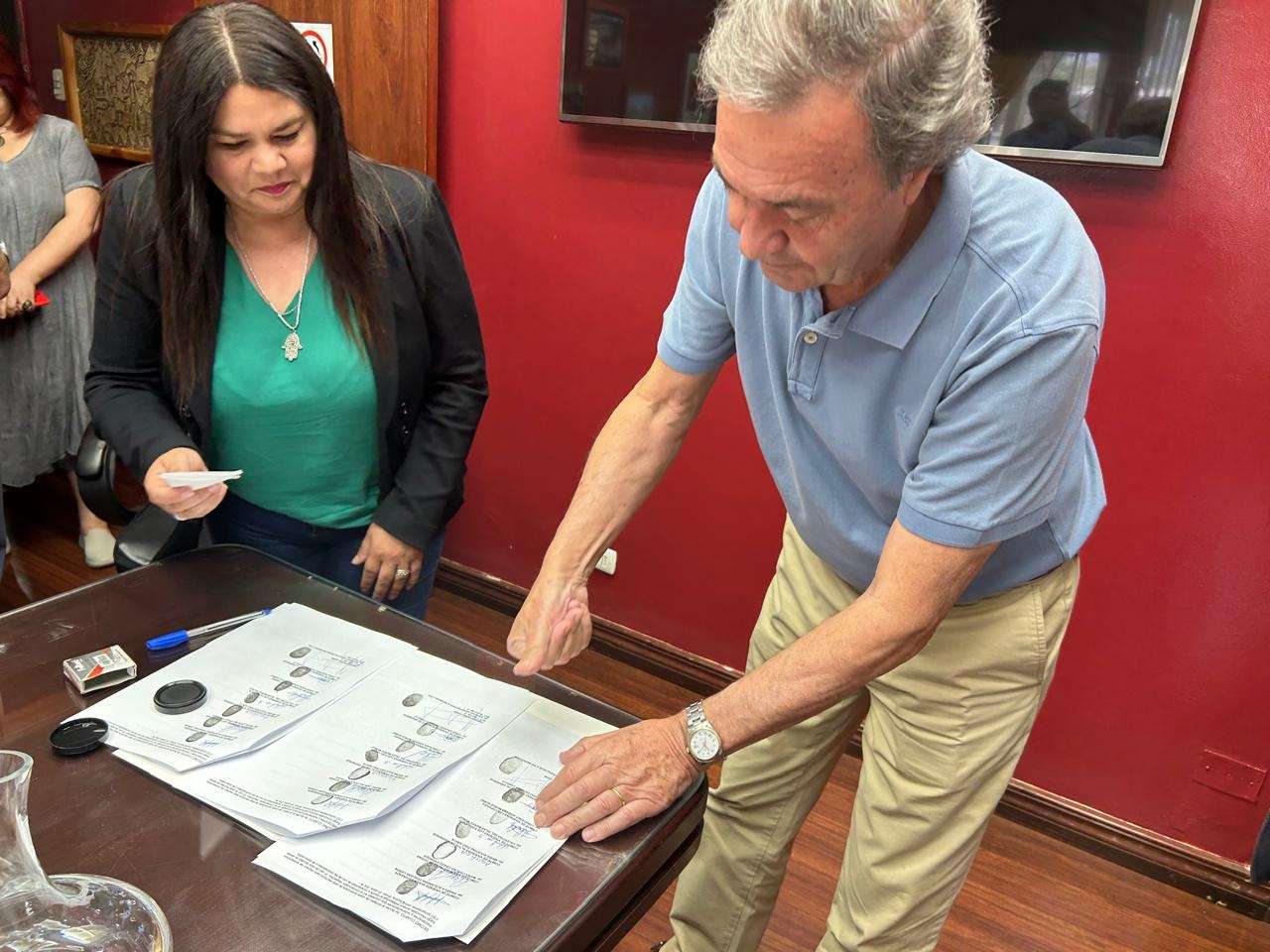 Se firma promesa de compra-venta de terreno para proyecto de viviendas industrializadas.