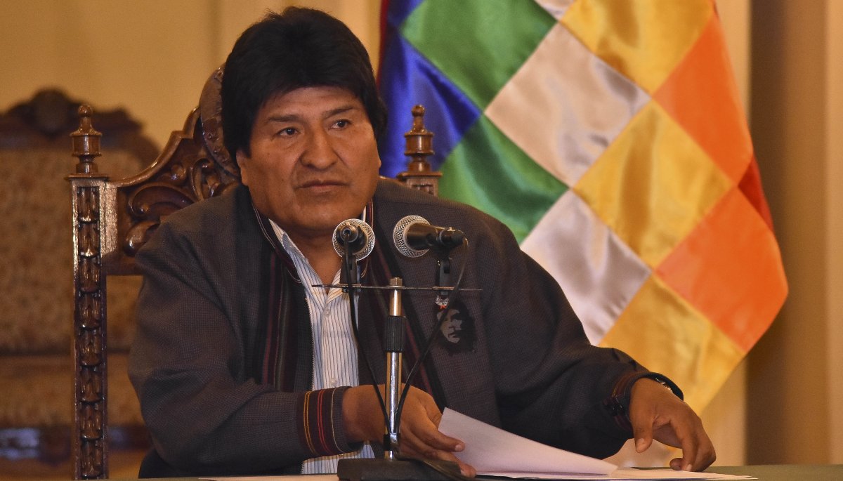 «Incidente» contra Evo Morales: El Gobierno de Bolivia afirma que los escoltas del expresidente chocaron con un control antidrogas.