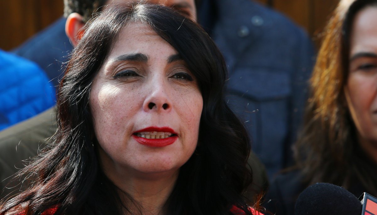 Karla Rubilar presentó una denuncia ante la Fiscalía por suplantación de identidad debido a falsos volantes de campaña: «En política no todo está permitido».