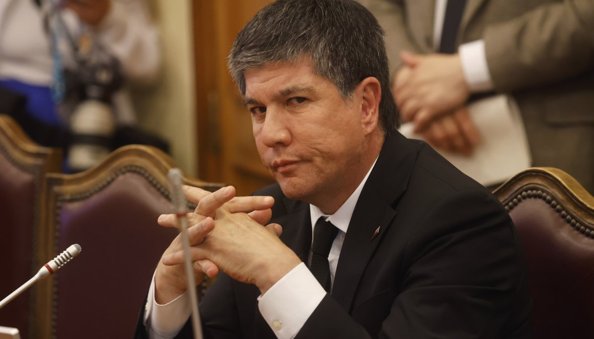 Exsubsecretario Monsalve selecciona a tres abogados en respuesta a la denuncia de violación en su contra.