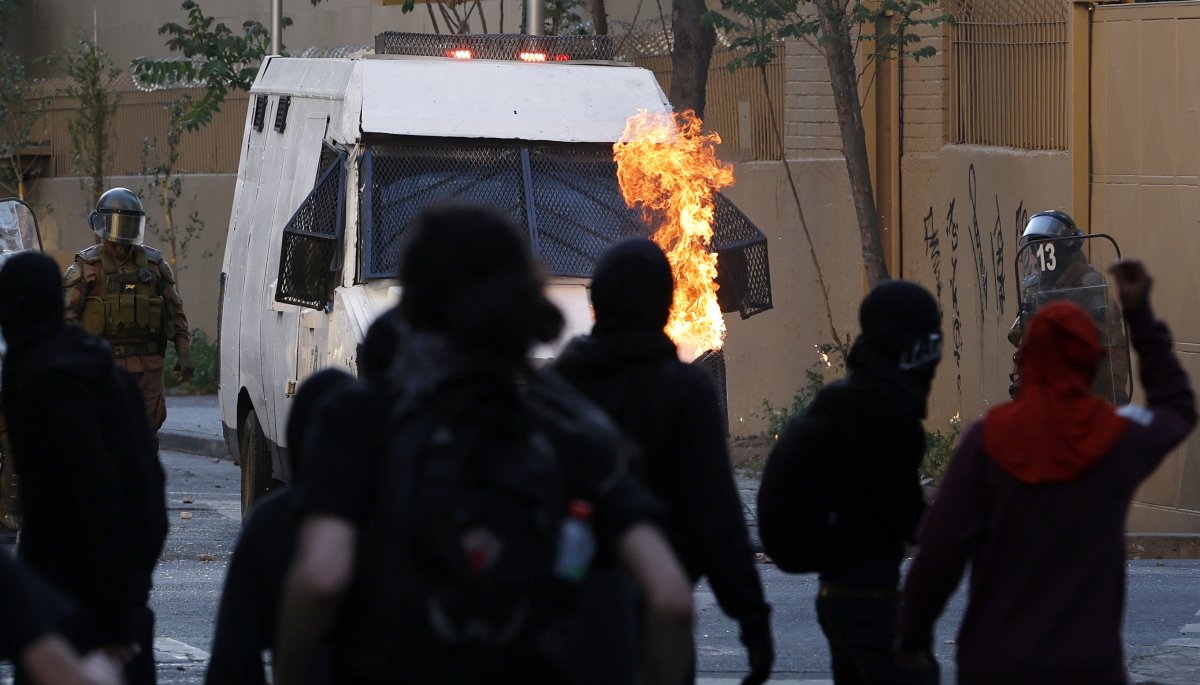 A cinco años del estallido social: Encapuchados prenden barricadas y lanzan cócteles molotov en la plaza Baquedano.