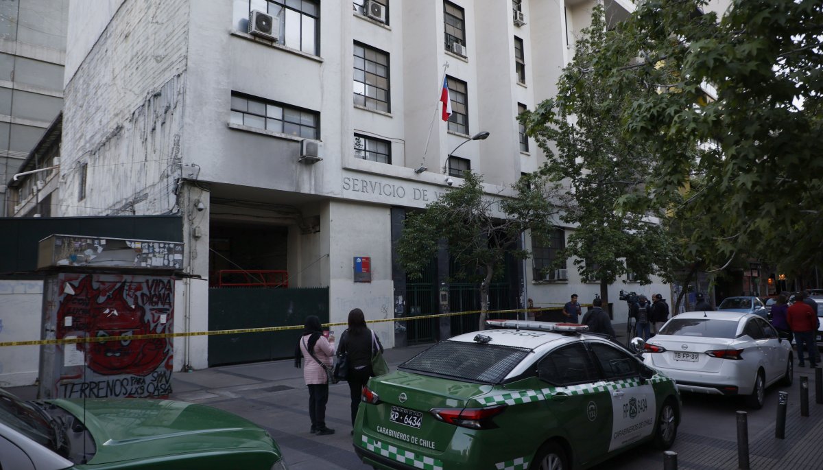 Detienen a dos vigilantes del Serviu por intento de robo de cajero en Santiago.