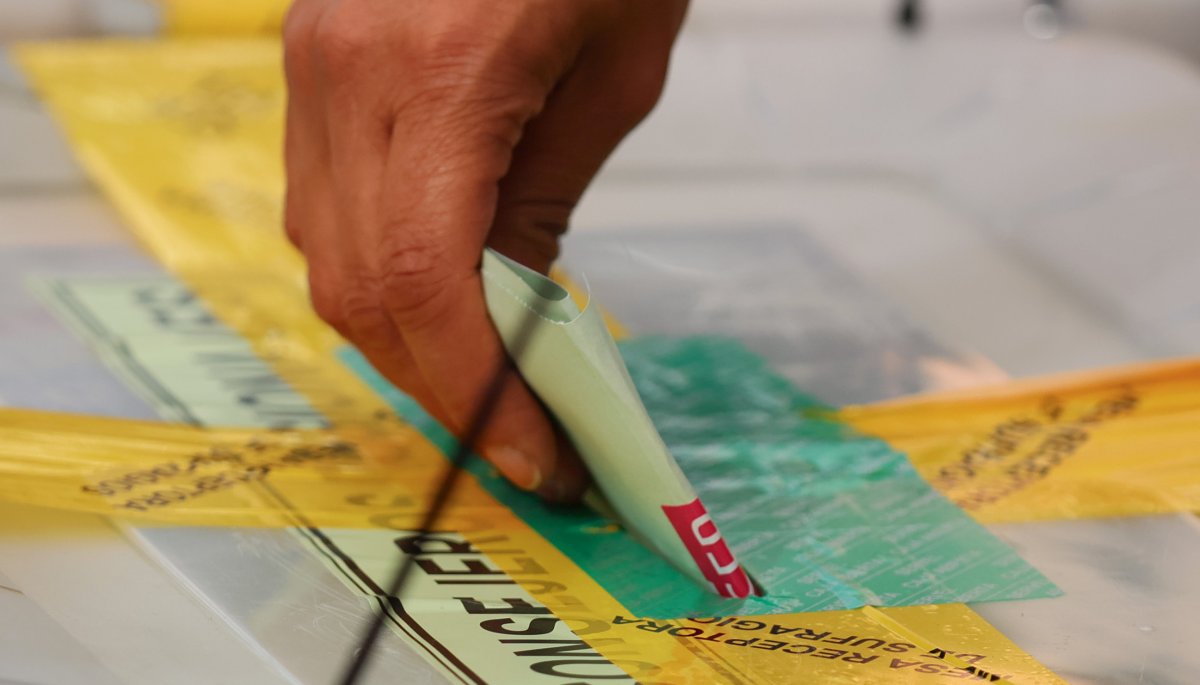 Acusan que al menos cuatro votos habrían sido manipulados por una apoderada de mesa en un colegio de La Ligua.