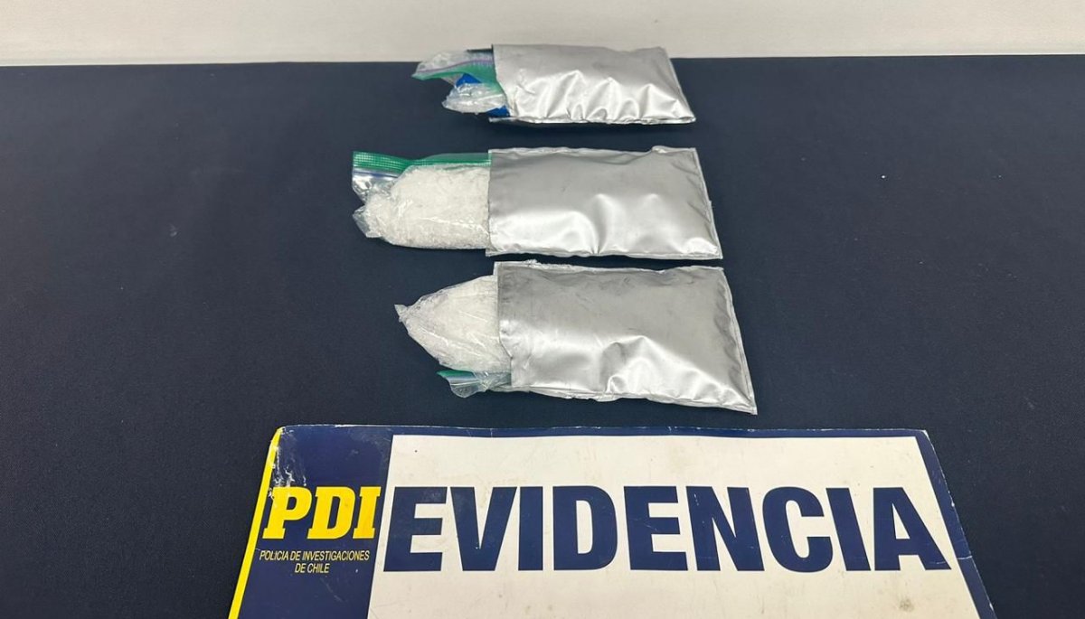 Arrestan a hombre en Chillán por recibir un paquete con 400 gramos de metanfetamina enviado desde México.