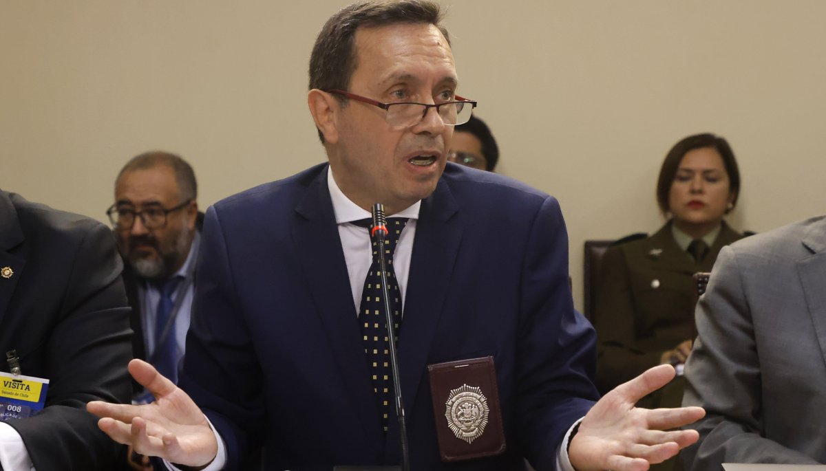 El director general de la PDI defiende la comunicación con Tohá y el llamado de la ministra a Monsalve al considerarlo útil.