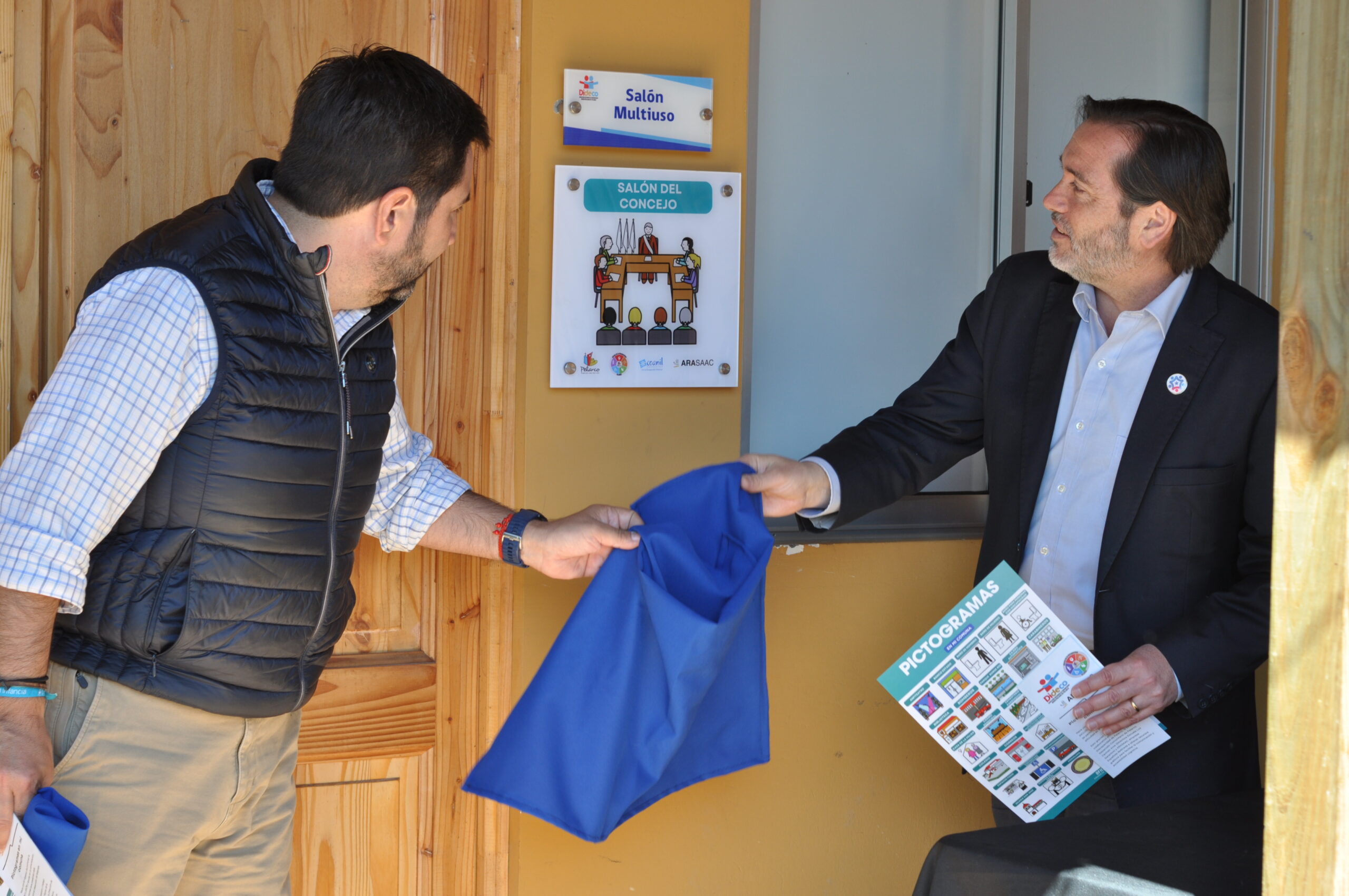 En Pelarco se implementan pictogramas en servicios y lugares de interés público.