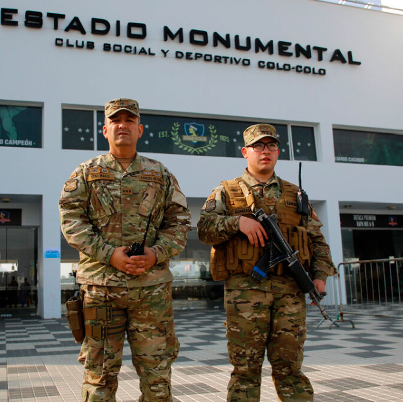 Detienen a miembro de mesa en el Estadio Monumental por orden pendiente relacionada con conducción en estado de ebriedad.