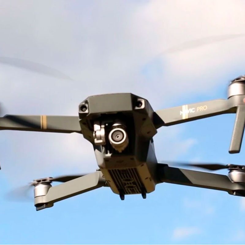 Dron se desploma sin control en el Estadio Nacional, lesionando a un votante que acababa de emitir su voto. Carabineros arrestaron al piloto del dispositivo.