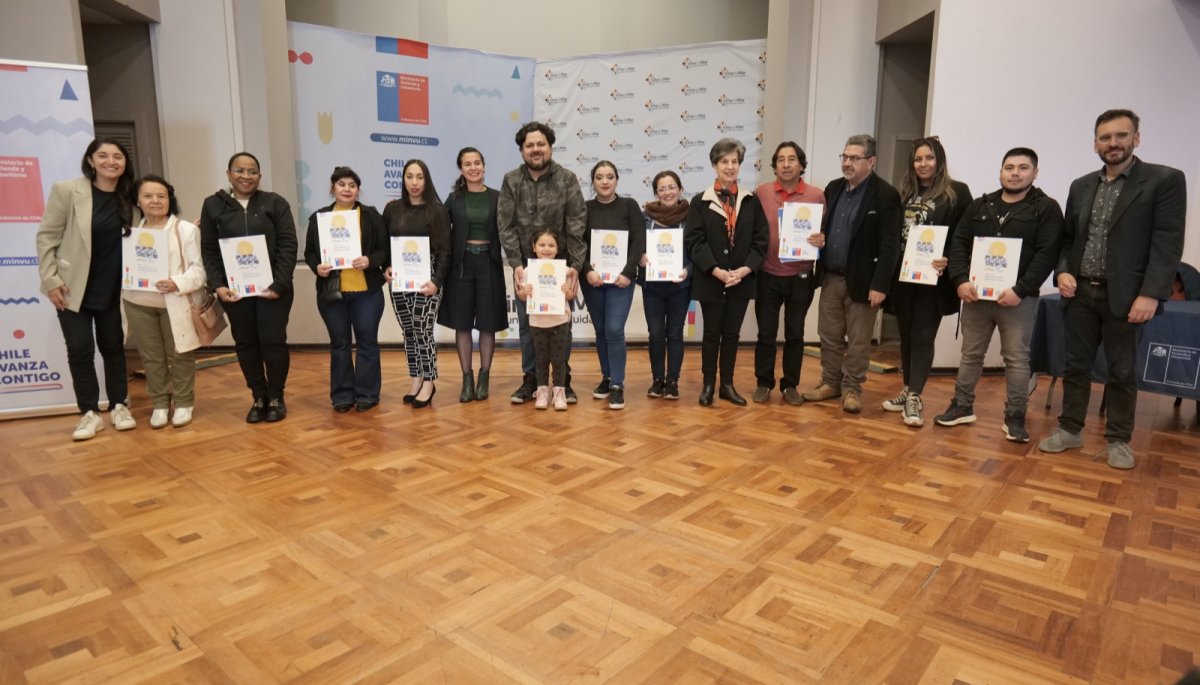 Inicia la entrega de 860 subsidios para familias de sectores medios en la región de Valparaíso.