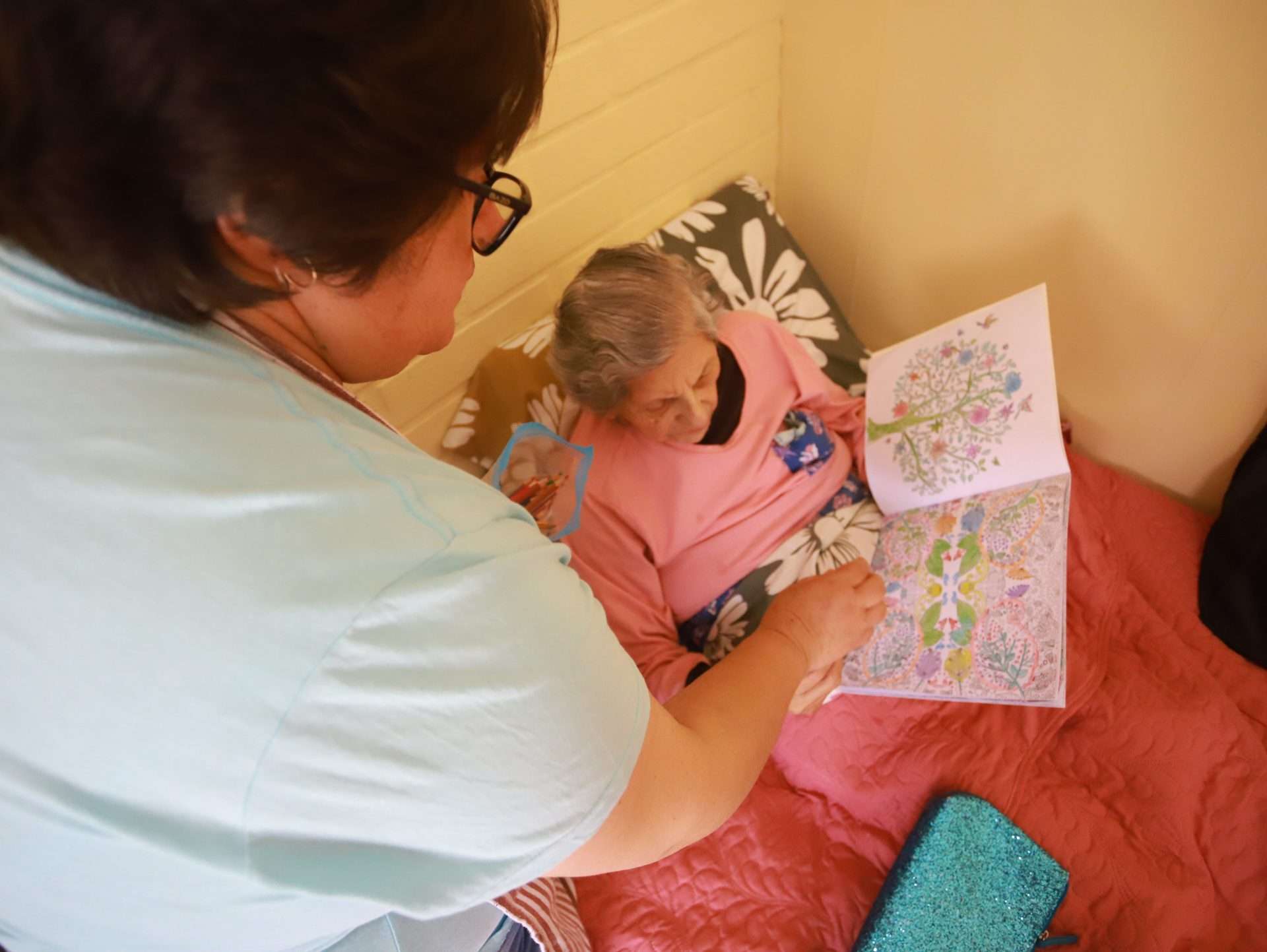 Expertos analizan la situación de las personas cuidadoras.