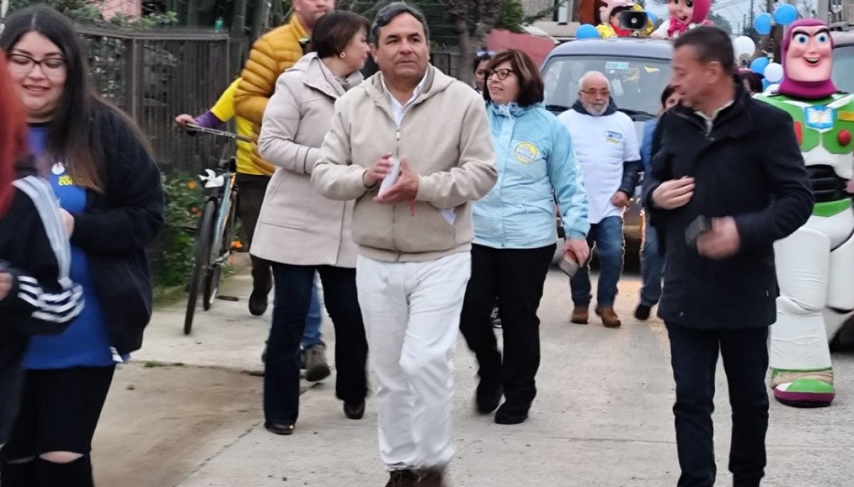 Denuncian el descubrimiento de afiches que promovían el voto por Luis Mella en un colegio de Quillota.