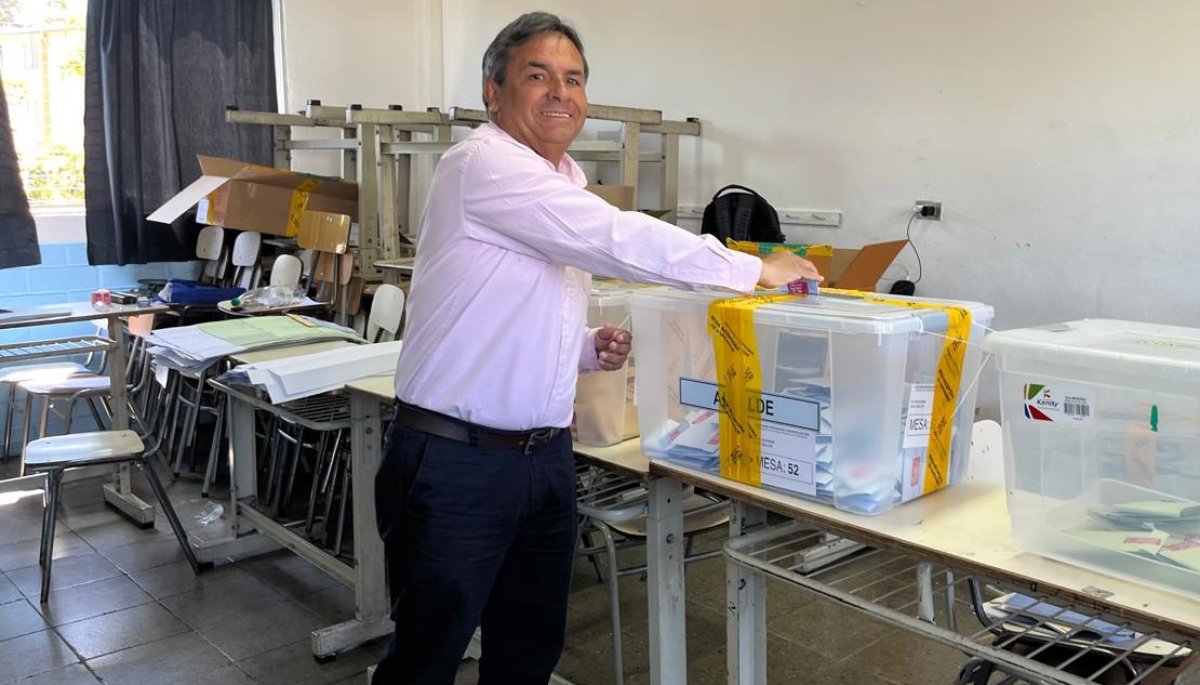 Luis Mella triunfa en Quillota y alcanzará 33 años como Alcalde en 2028.