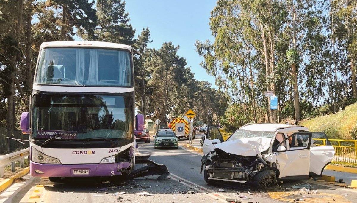 Colisión de alta energía entre un vehículo menor y un bus interprovincial en El Quisco deja tres heridos y un lactante en estado grave.