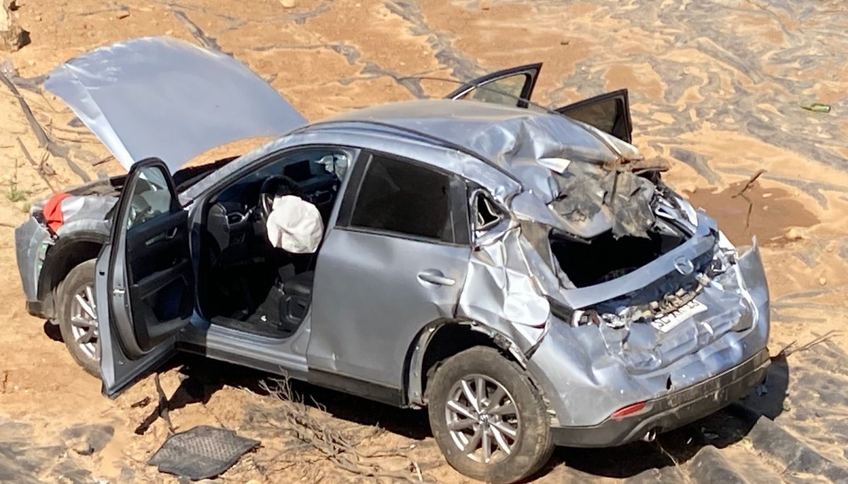 Investigan intento de femicidio en Olmué: Un hombre empujó a su pareja a una quebrada y luego se lanzó con su vehículo.