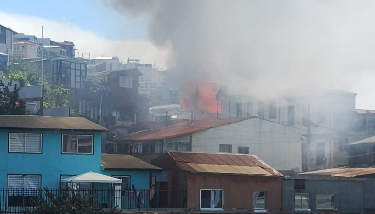 Bomberos extinguieron incendio en una vivienda de tres pisos en Valparaíso, dejando dos personas heridas.