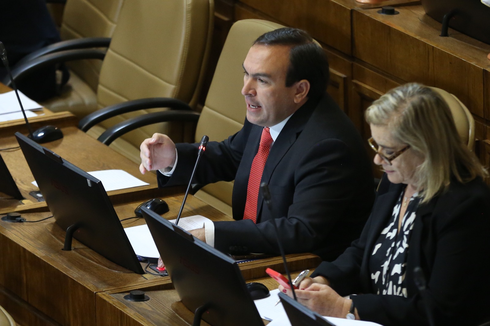 El Diputado Donoso pone en duda los gastos de 9 viajes internacionales de la Gobernadora Regional.