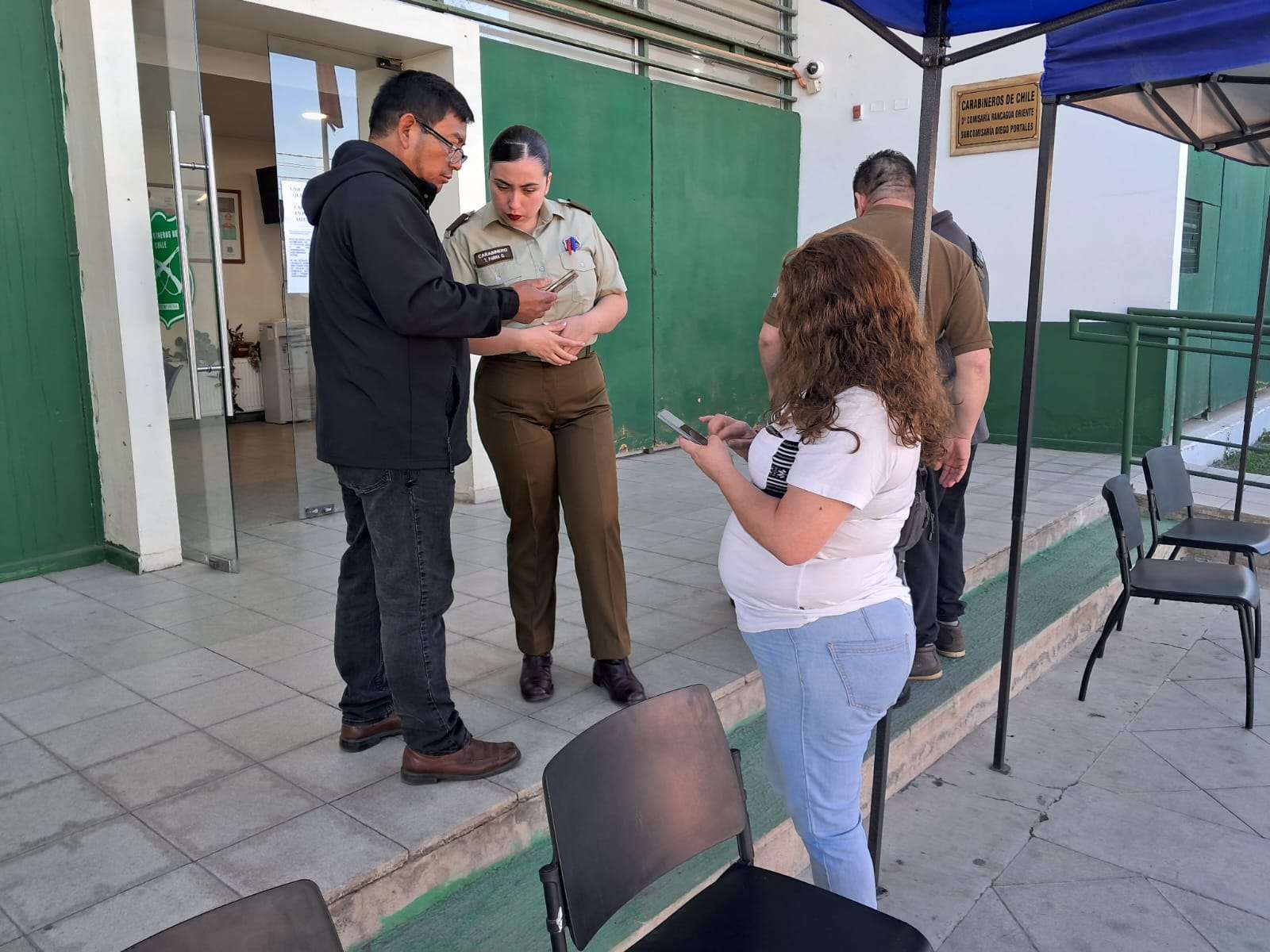 Dos personas arrestadas y más de 3 mil constancias reportadas en el primer día de votaciones, según Carabineros.