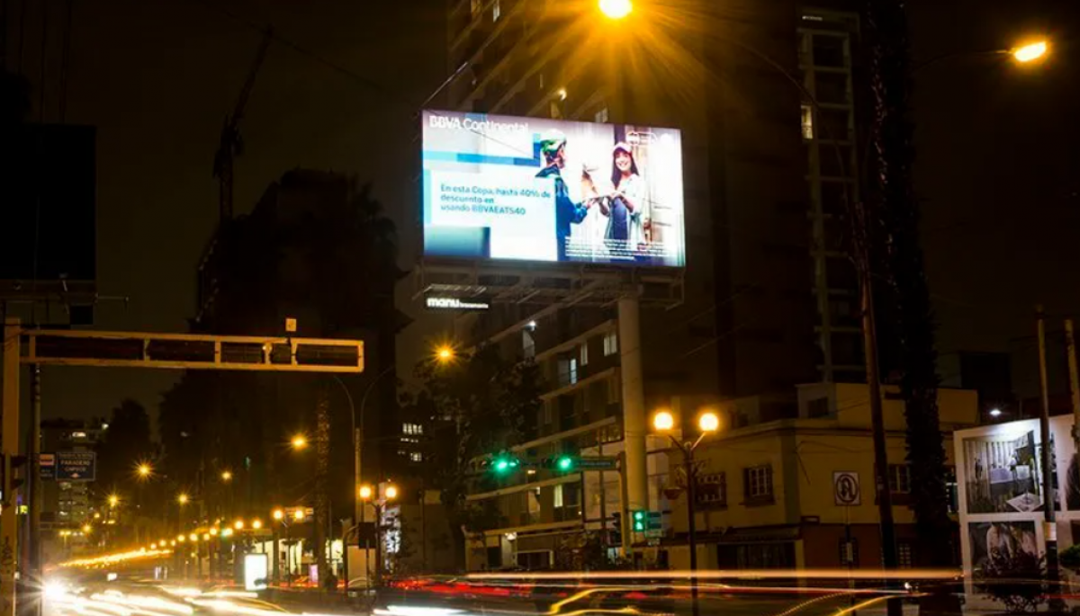 Nueva regulación sobre iluminación: Las pantallas publicitarias deberán apagarse a la medianoche.