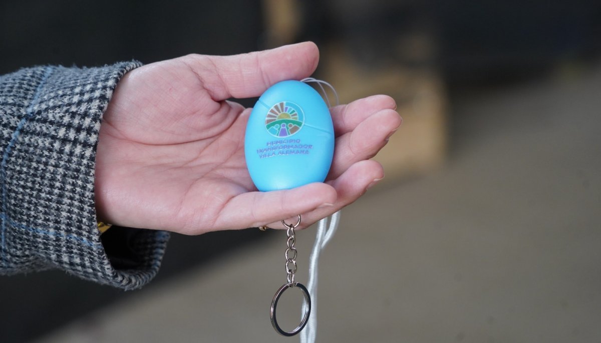 Proveen alarmas portátiles a comerciantes de la feria y del barrio comercial de Villa Alemana.