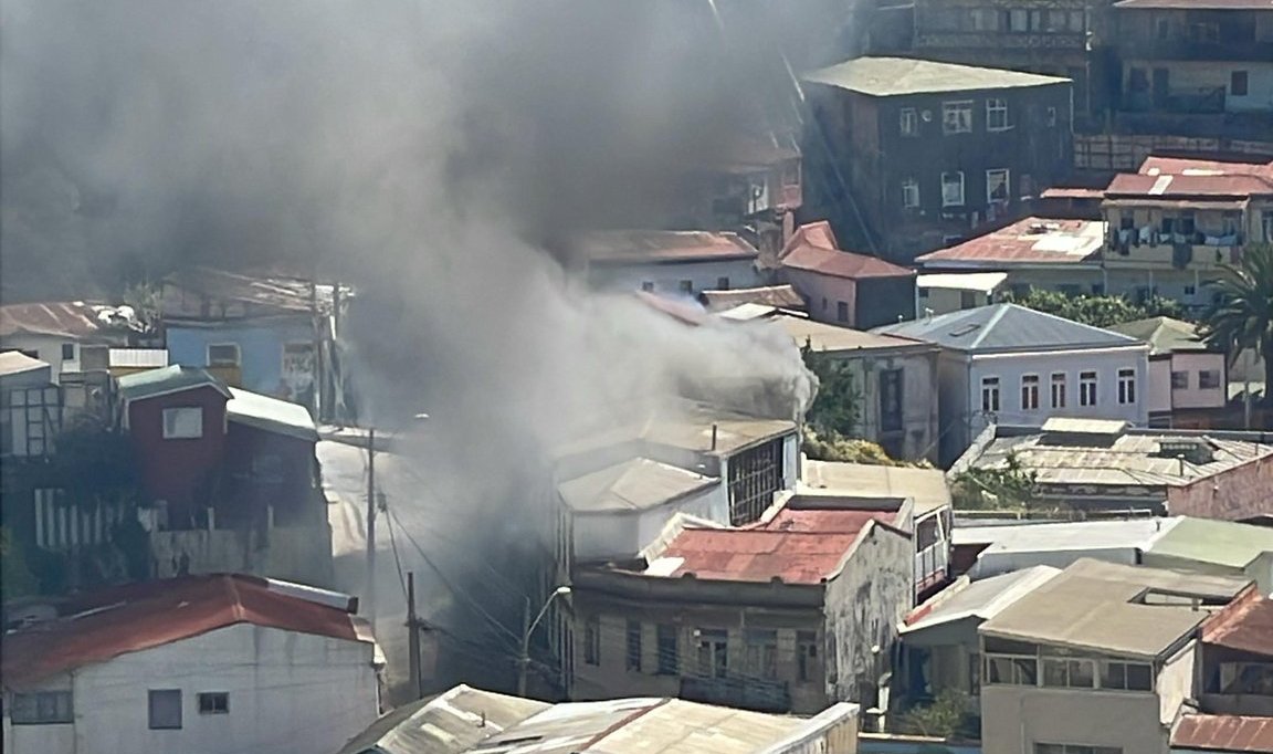 Incendio devora una casa de dos pisos en Valparaíso: hay riesgo de propagación.
