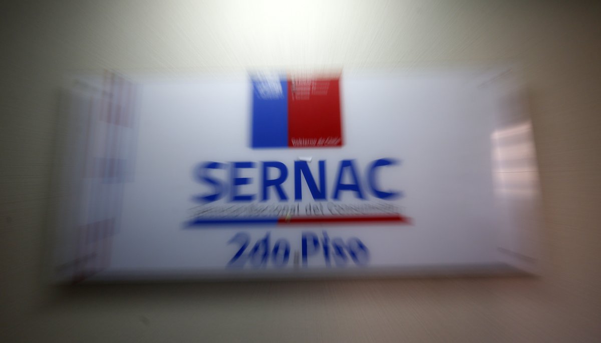 Sernac interpondrá una denuncia contra tres centros comerciales con patios de comida que exigen pago por el uso de sus baños.