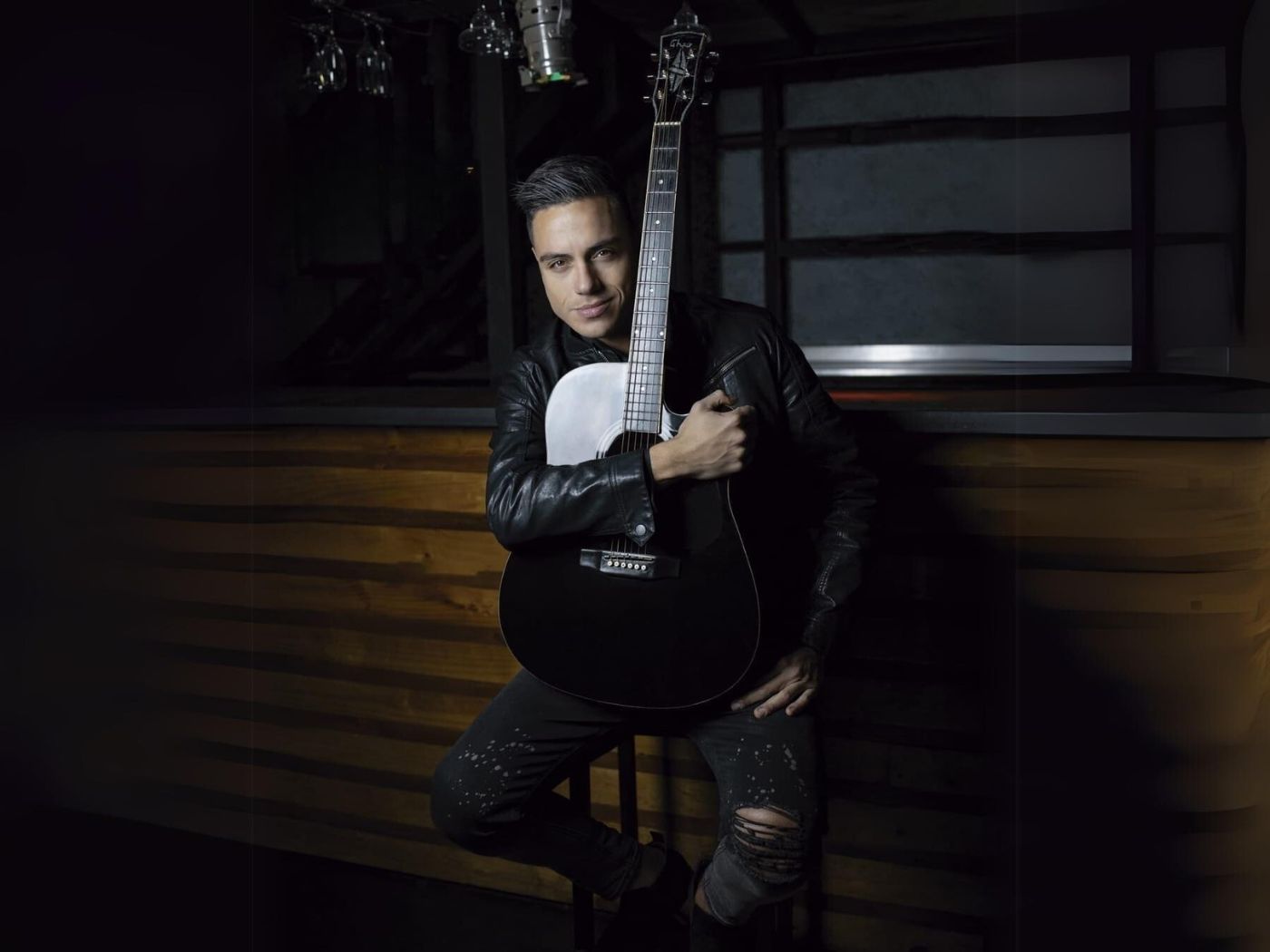 Yoan Amor Lanza su Nuevo Sencillo Durante su Gira por Chile.