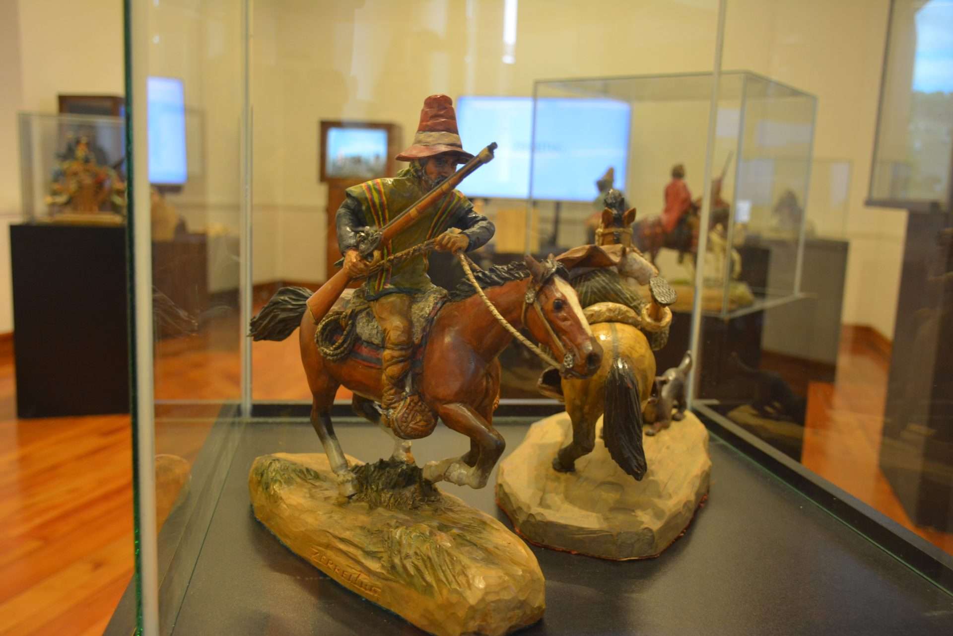 El arte de Zerreitug conmemora 60 años con una exposición de dioramas históricos en Rancagua.