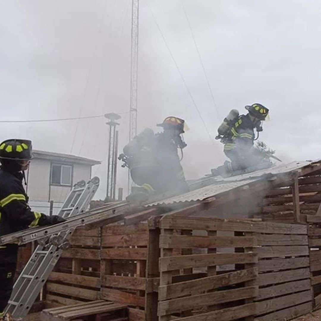Bomberos lleva a cabo un entrenamiento en el uso de escalas y cuerdas para el control de incendios.