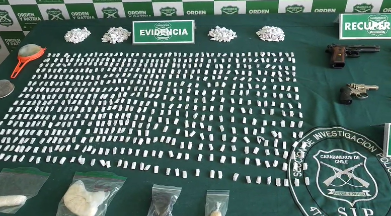 Sujeto es fiscalizado y sorprendido con armas de fuego, drogas y una considerable suma de dinero en efectivo.