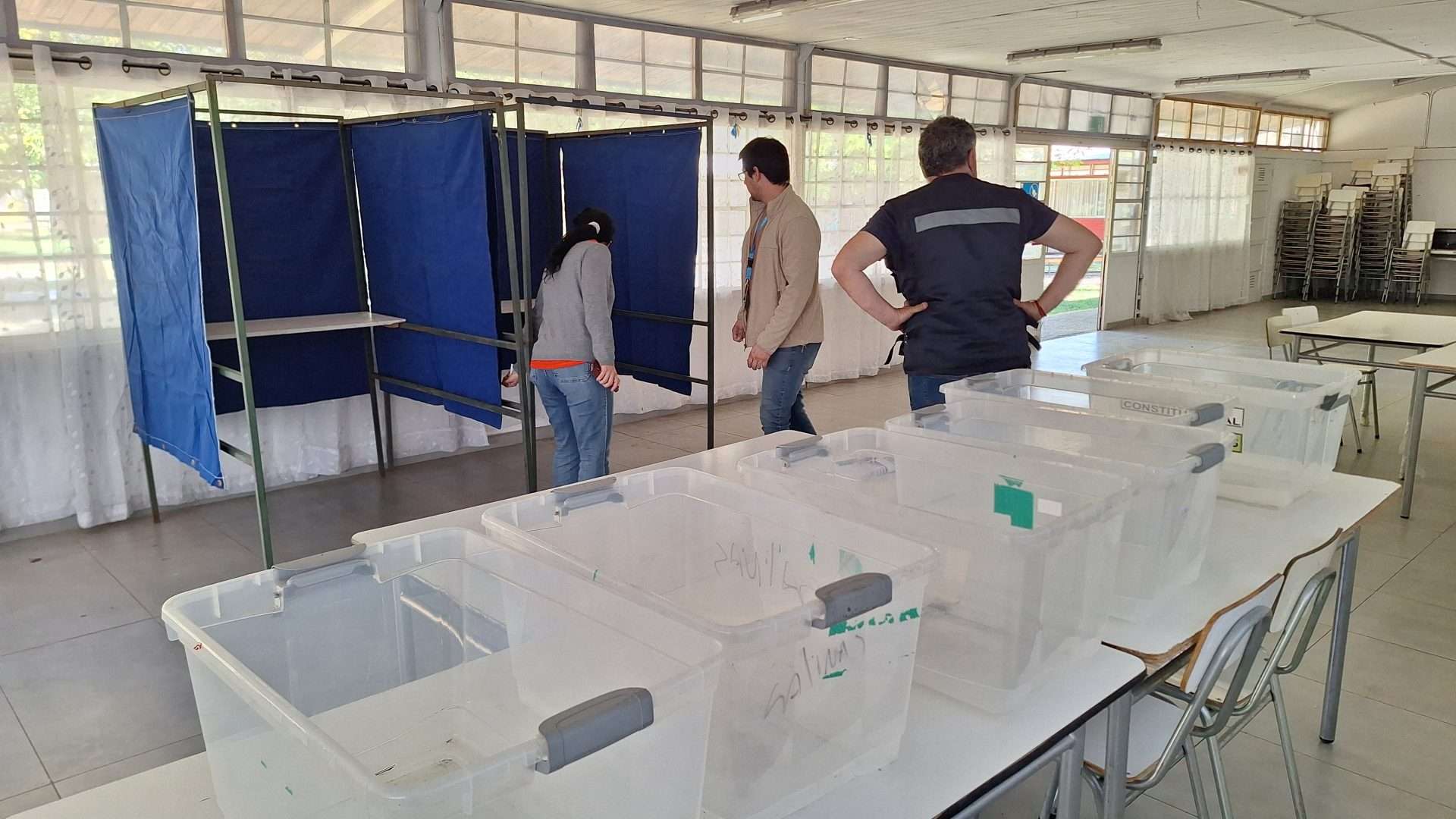 Equipos de la Municipalidad de Rancagua comienzan la preparación de los locales de votación para las elecciones de este fin de semana.