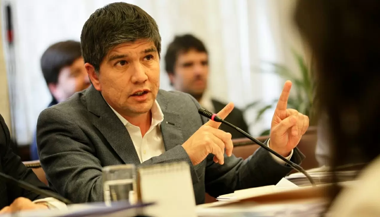 Subsecretario Manuel Monsalve dimite del Gobierno en medio de una investigación por abuso sexual.