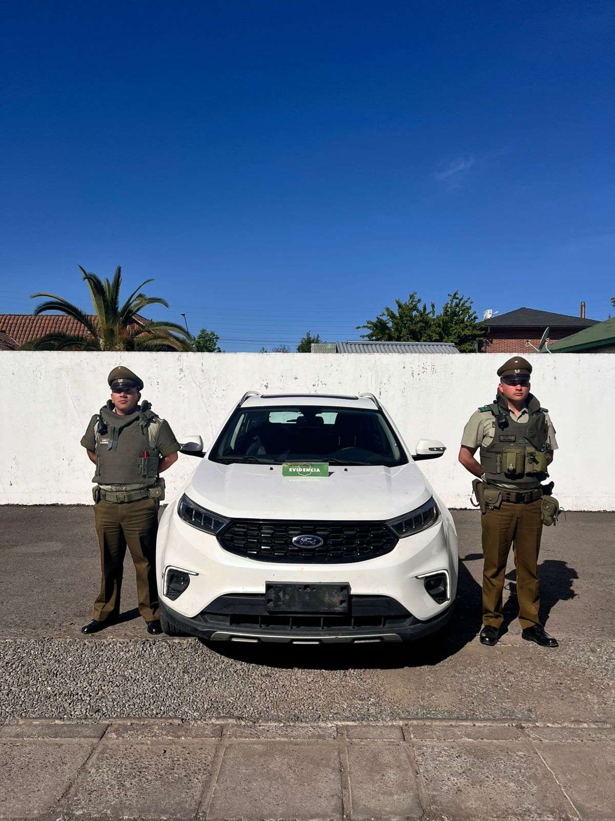 Intentan vender automóvil robado por medio de redes sociales.