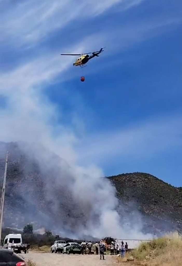 Incendio forestal amenazó con extenderse a una fábrica de fuegos artificiales.