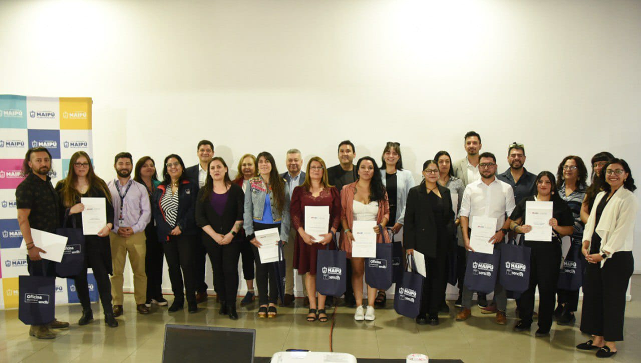 Emprendedores de turismo y gastronomía de Maipú obtienen certificación gracias a la colaboración entre la Municipalidad y el Instituto AIEP.