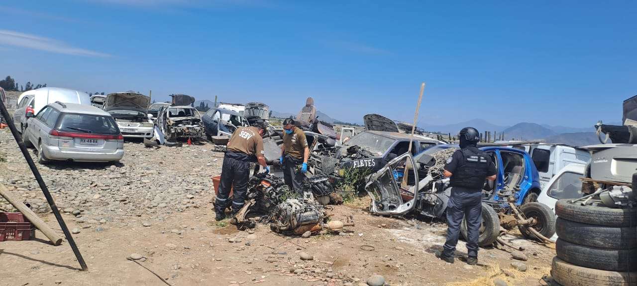 Carabineros llevan a cabo un operativo de control en talleres mecánicos de Rancagua.