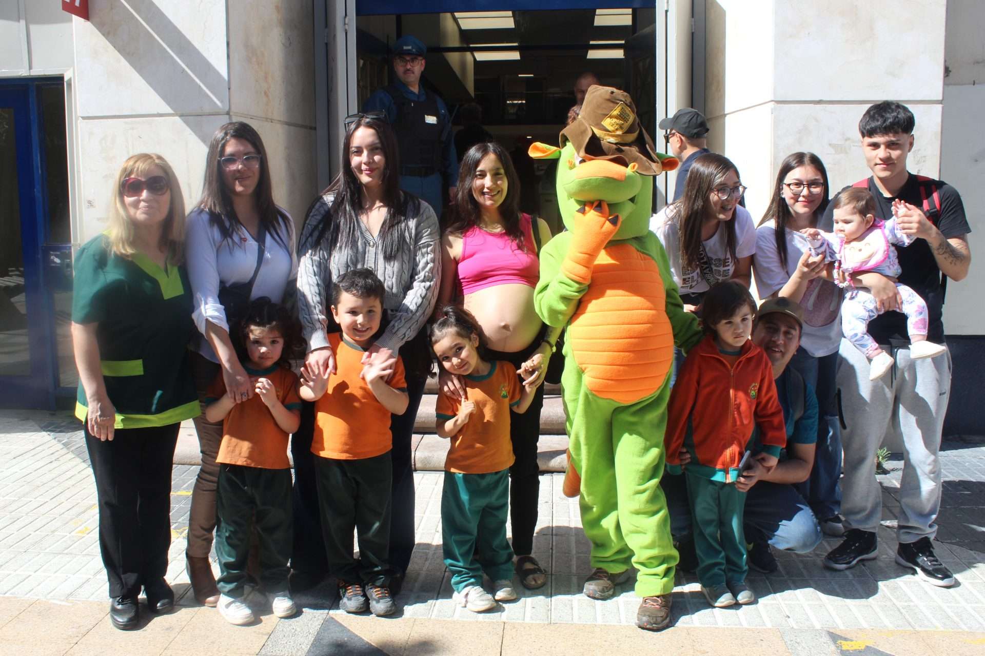 Estudiantes y niños contribuyen a la Teletón.