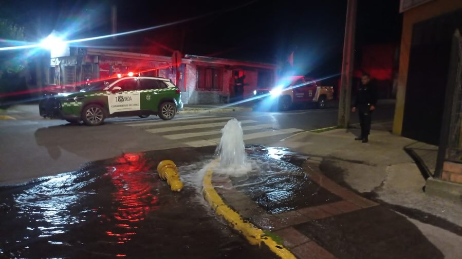 Vehículo huye tras causar destrozos en un grifo en Nacimiento y ocasionar un corte de agua.