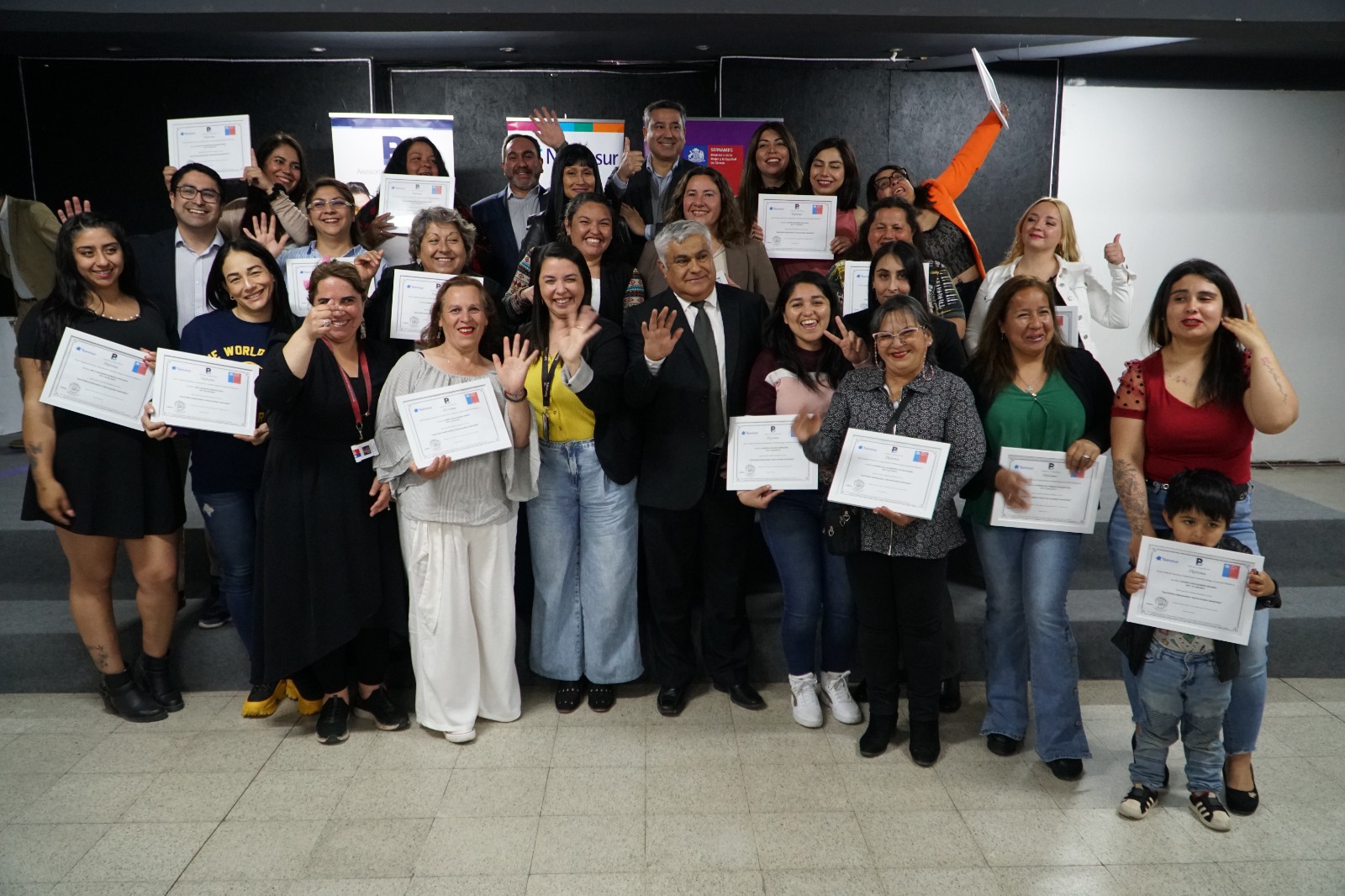 Mujeres desafiando límites en el sector de la construcción.
