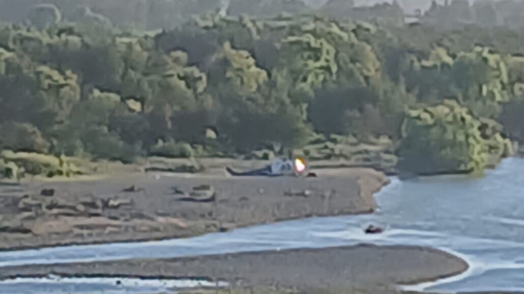 Registran el instante en que un helicóptero de CONAF se precipita en la orilla de un río en Rauco mientras combatía un incendio forestal.