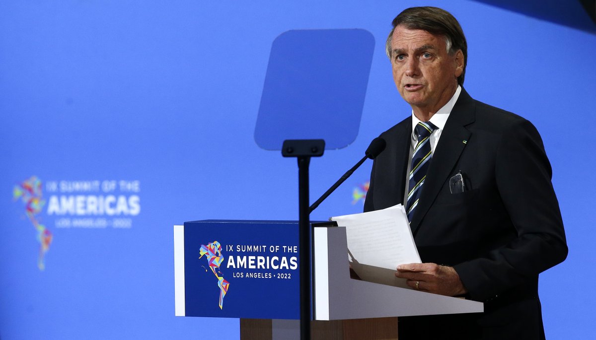 El abogado de Bolsonaro sostiene que él sería «traicionado» por los militares en un posible golpe de Estado en 2022.