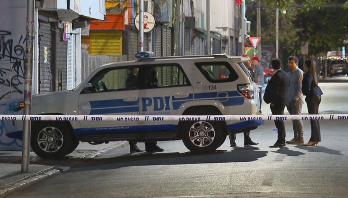 Asesinan a mujer de una puñalada en plena calle en La Florida; el principal sospechoso es un familiar de la víctima.