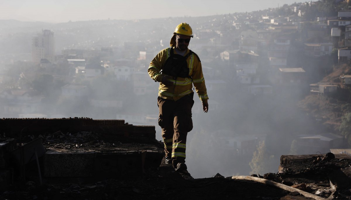 Valparaíso: Senapred emite alerta roja debido a incendio forestal en Laguna Verde.