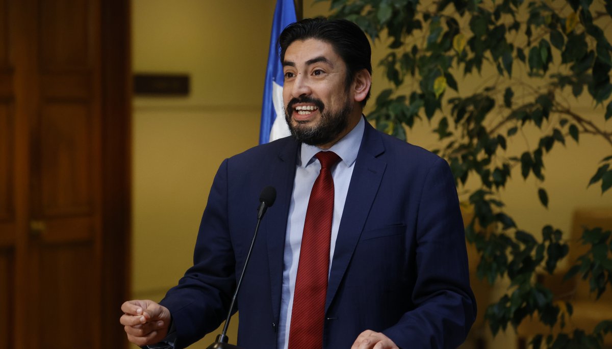 El diputado Oyarzo pidió al gobierno que «instruya a todos los diputados oficialistas» a favor de la ley de migraciones.