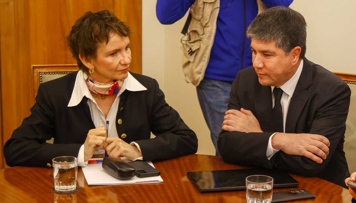 Presentan querella contra Tohá y Monsalve por obstaculización a la investigación e incumplimiento de la Ley de Inteligencia.