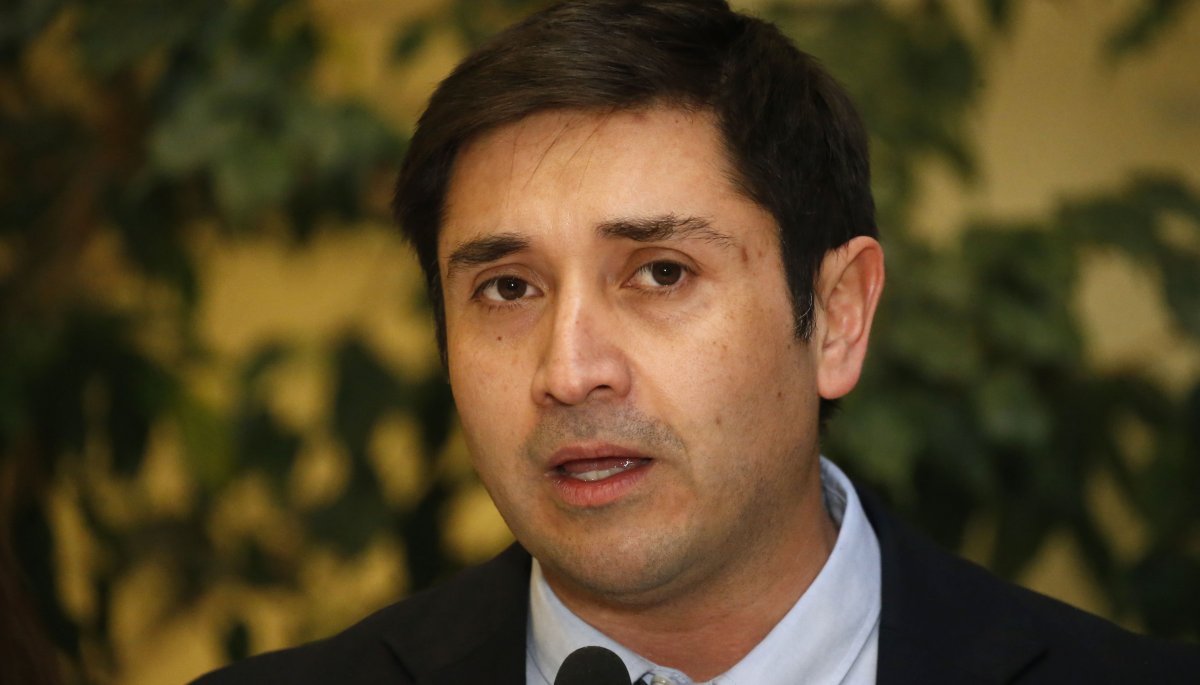 Calisto cuestiona el proyecto de senadores destinado a reformar el sistema político, señalando improvisación y un intento de «asegurar cupos parlamentarios».