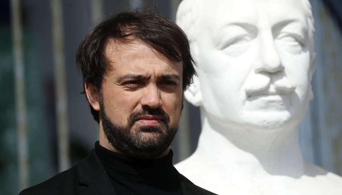 Jorge Sharp sostuvo una reunión con representantes de diversos partidos políticos en el Congreso por su posible candidatura presidencial.