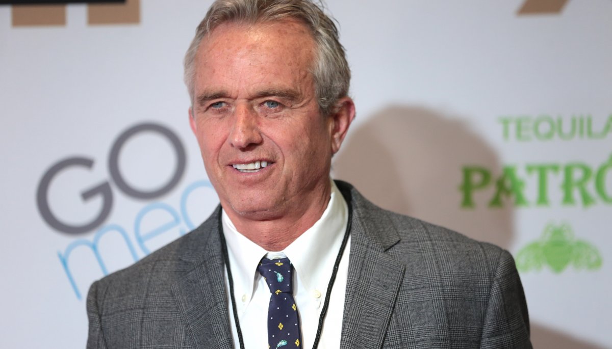 Trump designa a Robert F. Kennedy Jr., conocido por su postura antivacunas, como secretario de Salud.