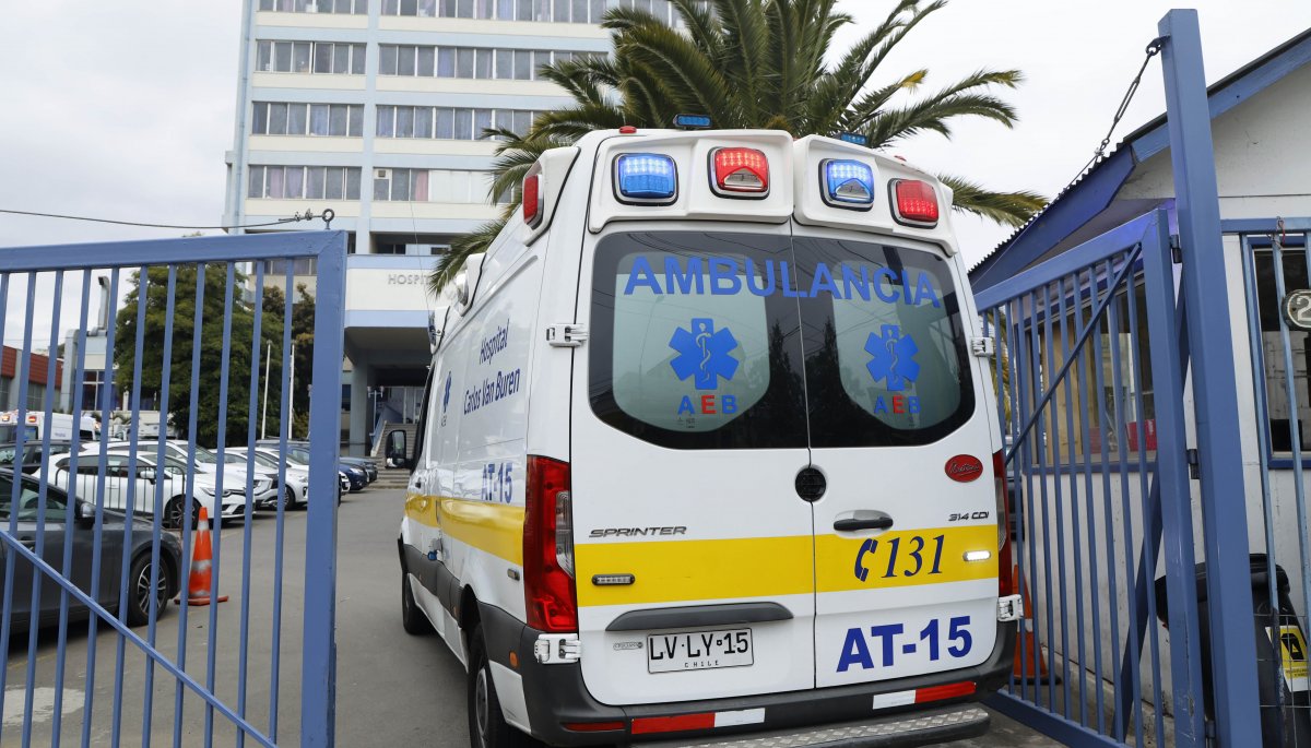 Fallece hombre que llegó herido por disparos al Hospital Van Buren de Valparaíso: presentaba 4 impactos.