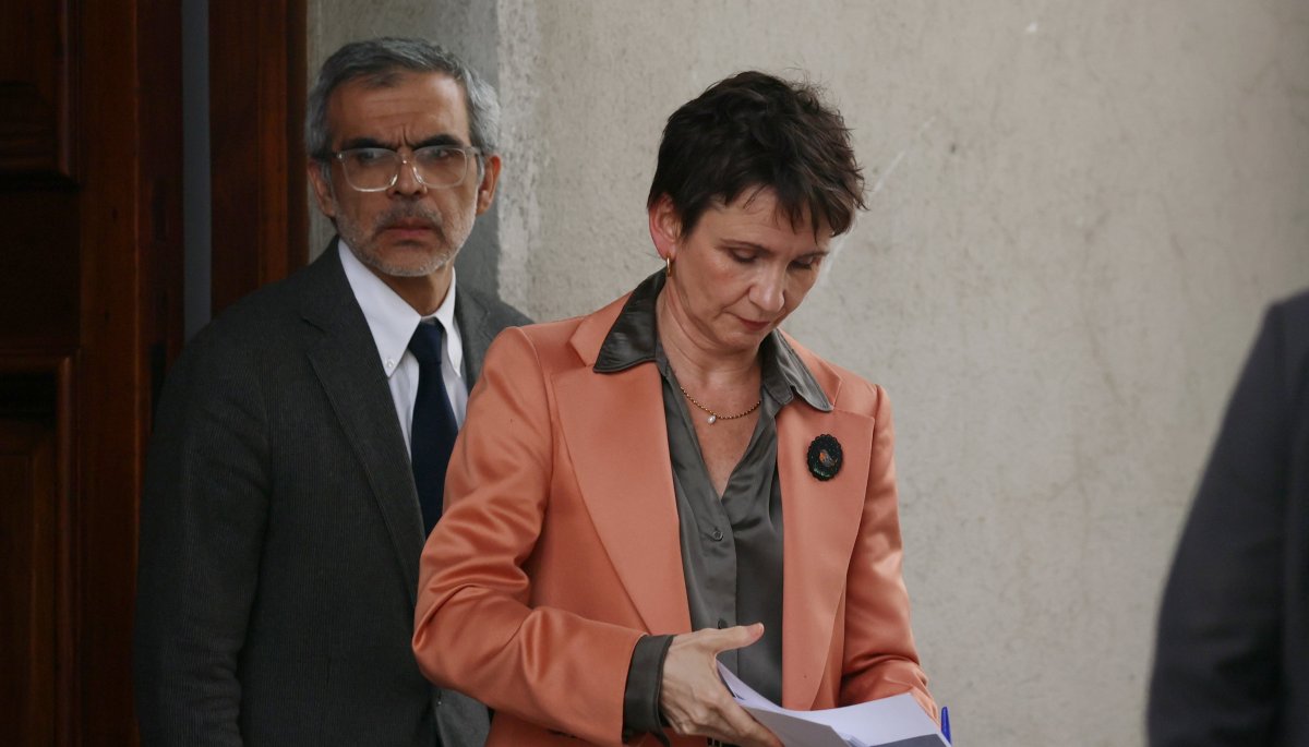 Gobierno organiza reestructuración de equipos en la Subsecretaría del Interior tras la salida de Monsalve debido a una denuncia en su contra.