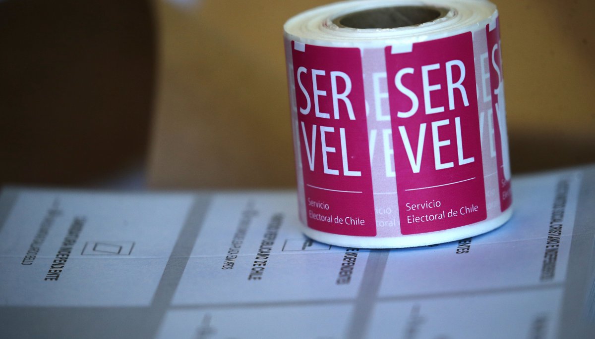 Servel considera el pago anticipado a los vocales de mesa que intervinieron en las elecciones de octubre.